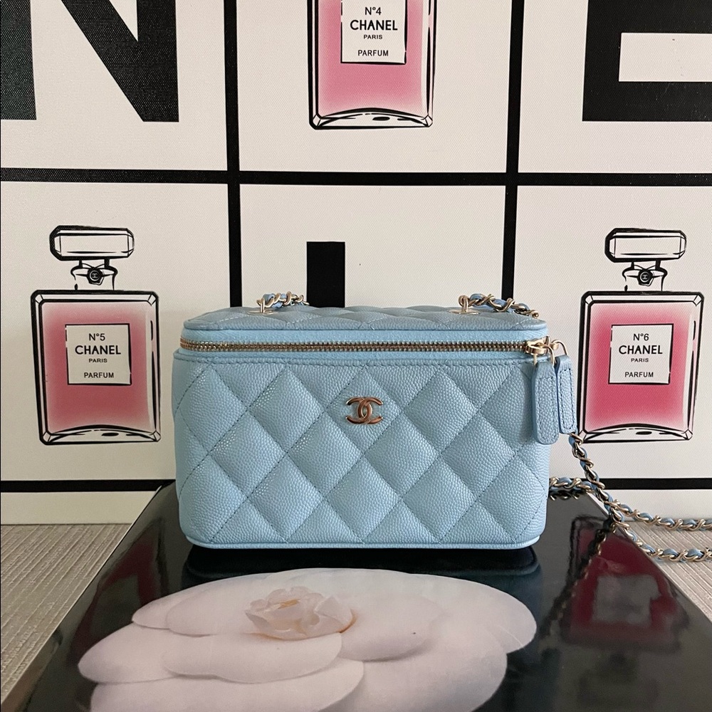 💙 Chanel Vanity Case With Chain 💙